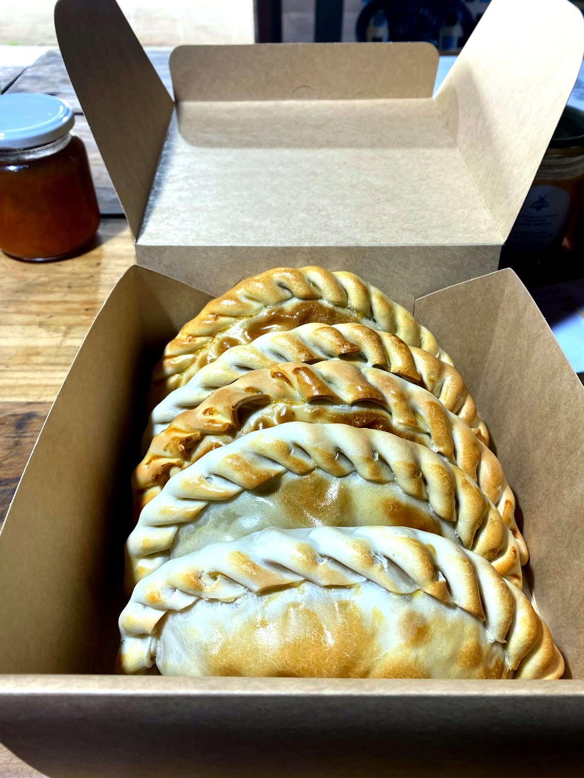 Caja de empanadas horneadas recién salidas del horno